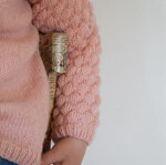 Breipatroon Pisa, cardigan met fantasiesteek op de mouwen NL FR EN