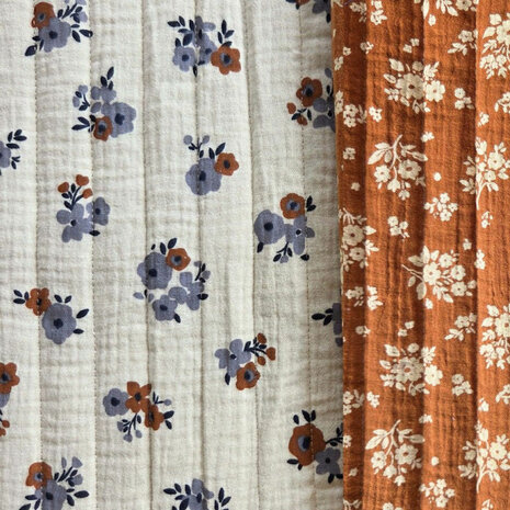 Bloemen blauw  - gematelasserde stof