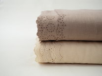 Broderie taupe