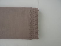 Broderie taupe