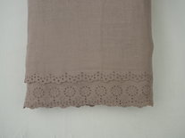 Broderie taupe