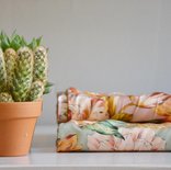 grote bloemen op oud roze - viscose