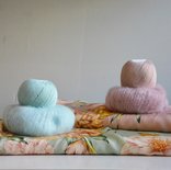 grote bloemen op oud roze - viscose