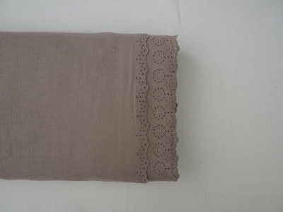 Broderie taupe