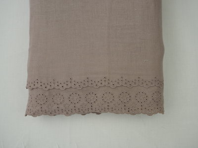 Broderie taupe