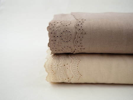 Broderie taupe