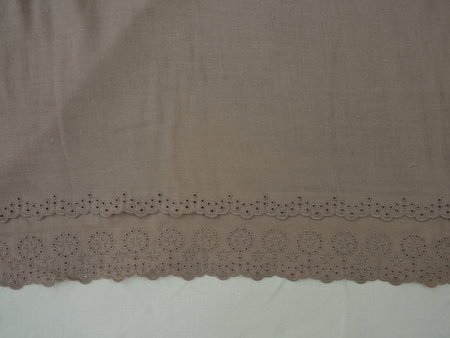 Broderie taupe