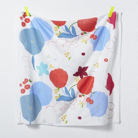 Waltz A red flower on white - double gauze
