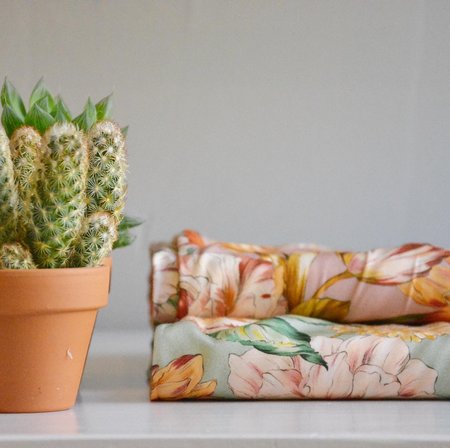 grote bloemen op oud roze - viscose