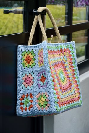 Haakpakket medium draagtas (in kleurrijke kleuren met rode hoofdkleur)