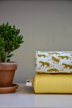 luipaard op witte achtergrond - double gauze