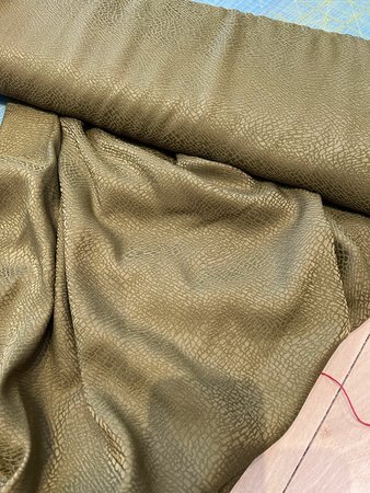 viscose met dierenprint in relief